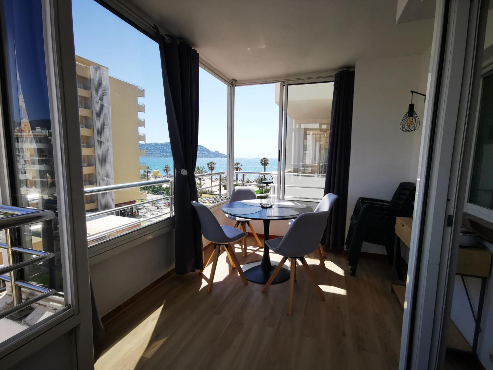 Spacieux Appartement Rose Front Mer Et Piscine Roses Exterior photo