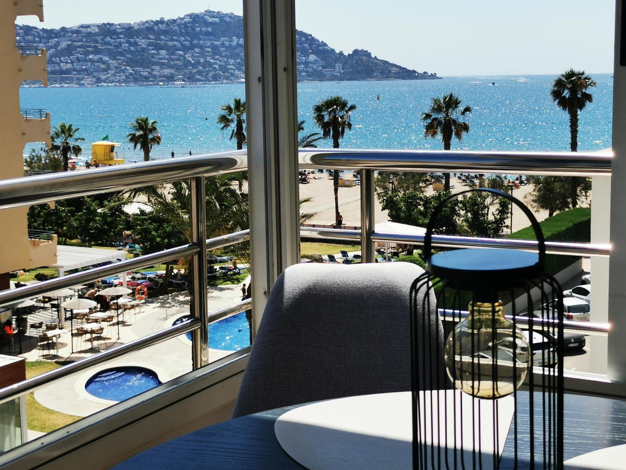 Spacieux Appartement Rose Front Mer Et Piscine Roses Exterior photo